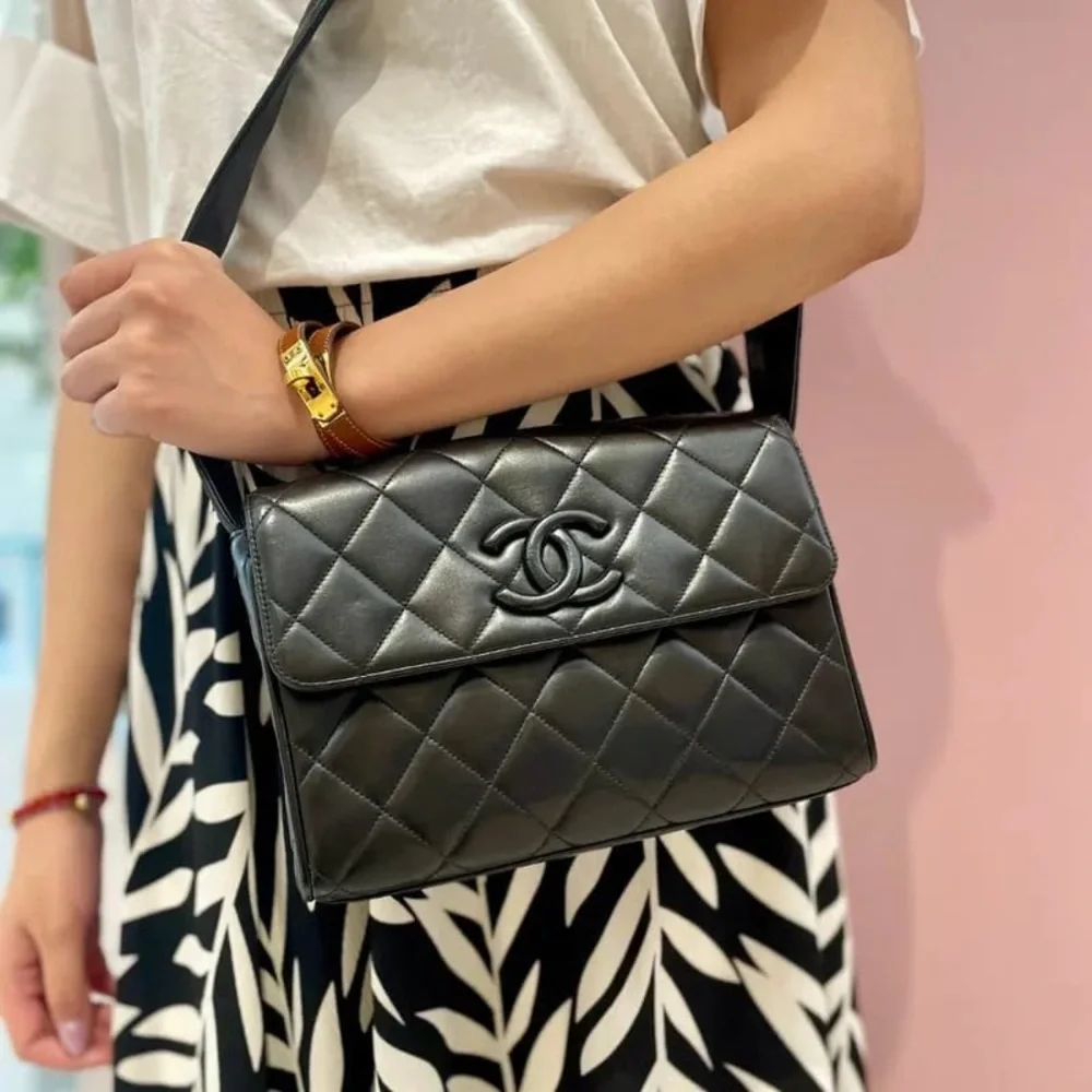 Authentic CHANEL black lambskin medium sized camera vintage crossbody bag - Picture 4 of 15